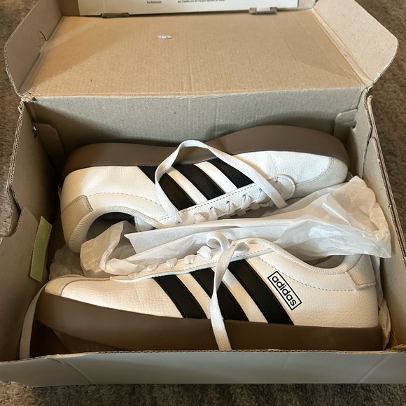 Adidas White and Black Athletic Shoes Sleek Design - Picture 6 of 6